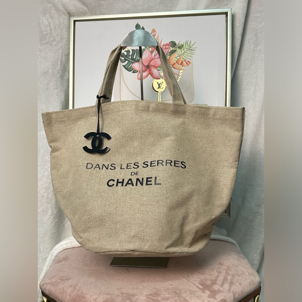 **SOLD****  Chanel Tote Dans Les Serres de Chanel